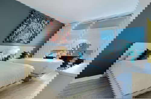 Foto 2 - Luxury Living on the Beach w/ Resort Amenities!