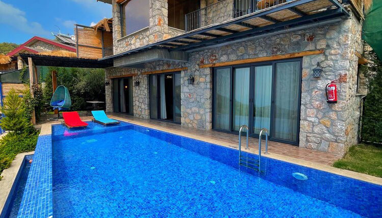 Photo 1 - 2 Bedroom Private Villa With Infinity Pool and Sea View