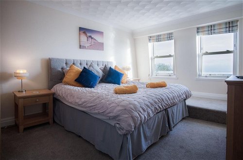 Photo 3 - North Beach Heights - 2 Bedroom Penthouse - Tenby