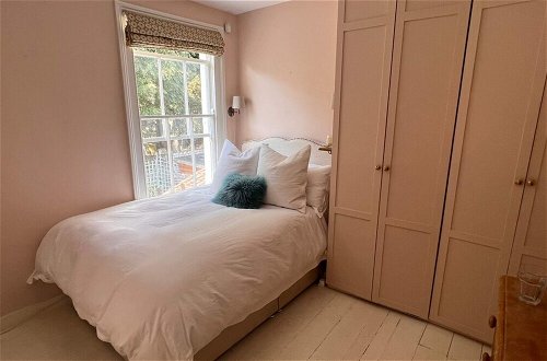 Photo 4 - Picturesque 2BD House - Heart of Stepney Green