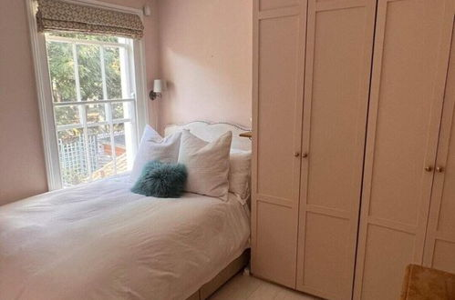 Photo 2 - Picturesque 2BD House - Heart of Stepney Green