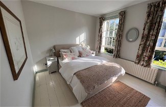 Photo 3 - Picturesque 2BD House - Heart of Stepney Green