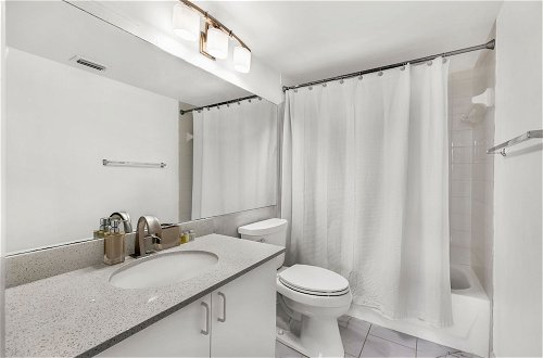Foto 22 - Modern 2 Bedroom Condo in Aventura