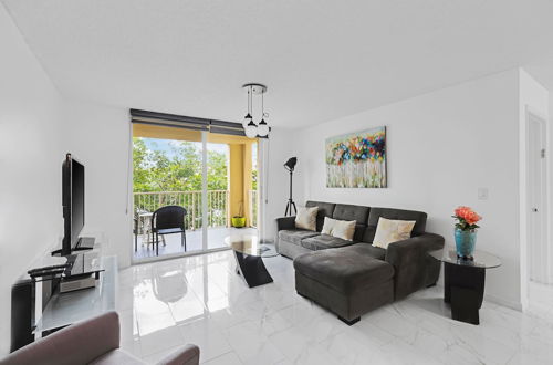 Photo 15 - Modern 2 Bedroom Condo in Aventura