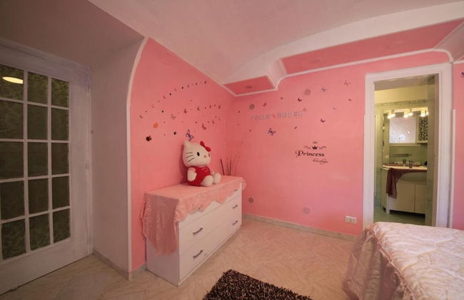 Dolls House Holiday Home - Photo 9
