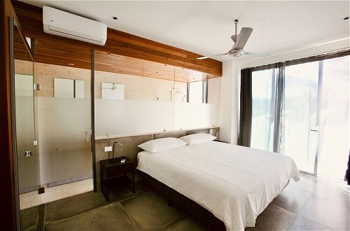 Foto 14 - Modern 7 Bedrooms Villa on Private Beach Access