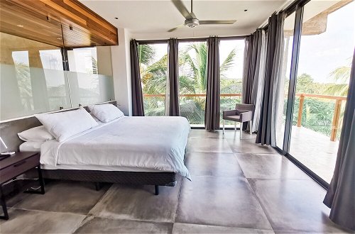 Foto 15 - Modern 7 Bedrooms Villa on Private Beach Access