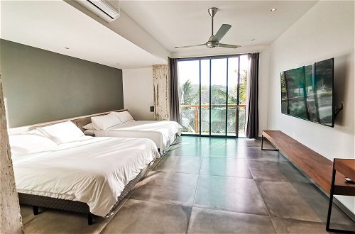 Foto 6 - Modern 7 Bedrooms Villa on Private Beach Access