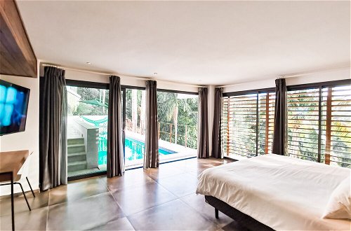 Foto 16 - Modern 7 Bedrooms Villa on Private Beach Access