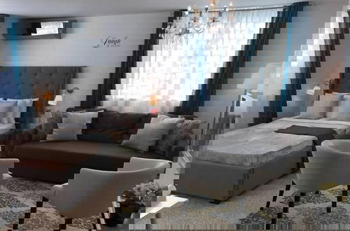 Photo 4 - Chandelier 102