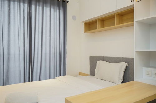 Photo 3 - Cozy Studio Room At Sky House Bsd Apartment