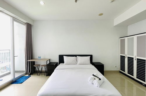 Photo 2 - Cozy Studio Room At Dago Suites Apartment