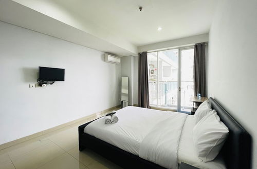 Photo 10 - Cozy Studio Room At Dago Suites Apartment