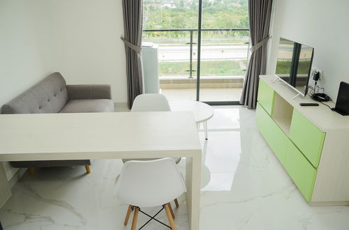 Photo 10 - Fully Furnished With Pleasure Tidy 2Br At Sky House Bsd Apartment