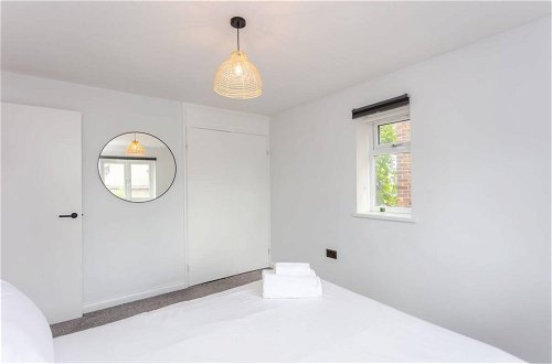 Photo 19 - Bright 2 Bedroom House in Stratford With Garden