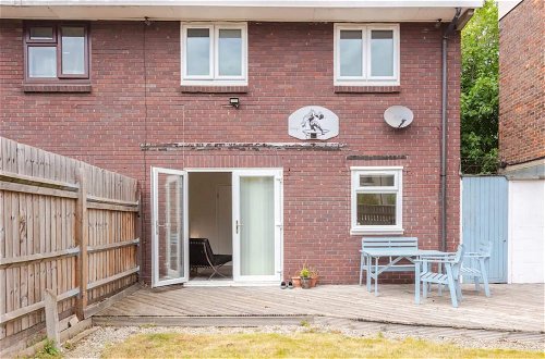 Photo 22 - Bright 2 Bedroom House in Stratford With Garden