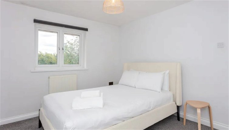 Photo 1 - Bright 2 Bedroom House in Stratford With Garden