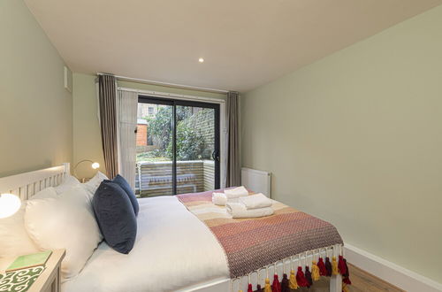 Foto 5 - JOIVY Stylish 2 Bed Flat In Notting Hill