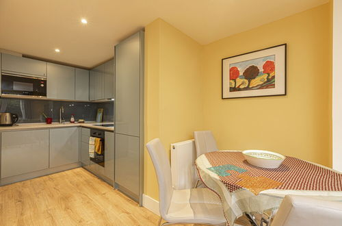 Photo 10 - JOIVY Stylish 2 Bed Flat In Notting Hill