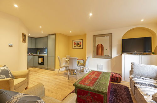 Photo 12 - JOIVY Stylish 2 Bed Flat In Notting Hill