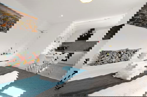 Foto 13 - Stunning 2-bed Apartment in Harrow