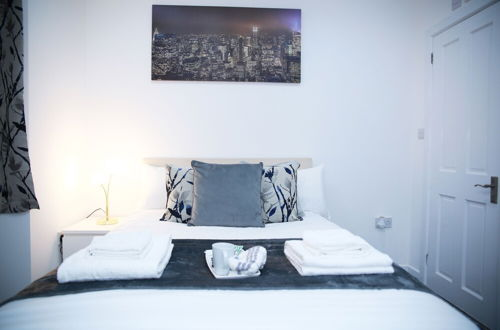 Photo 6 - Stunning 2-bed Apartment in Harrow