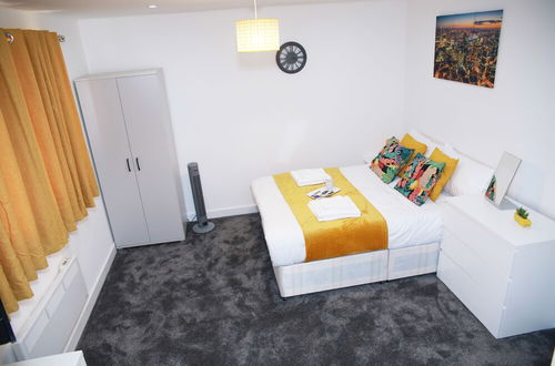 Photo 5 - Stunning 2-bed Apartment in Harrow