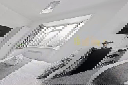Foto 18 - Stunning 2-bed Apartment in Harrow
