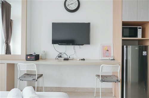 Foto 8 - Minimalist And Strategic Studio Room At Menteng Park Apartment