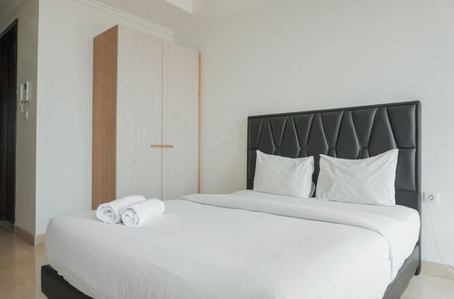 Foto 2 - Minimalist And Strategic Studio Room At Menteng Park Apartment