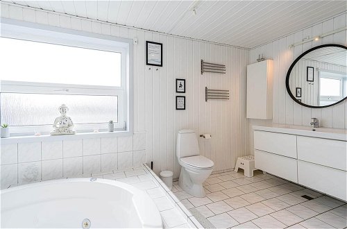 Photo 16 - 8 Person Holiday Home in Hvide Sande