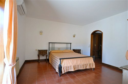 Foto 4 - Set in Good Sized, Mature Gardens Which Afford a Very Good Degree of Privacy and