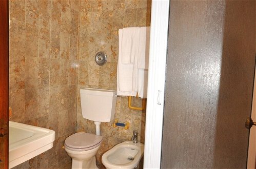 Foto 13 - Set in Good Sized, Mature Gardens Which Afford a Very Good Degree of Privacy and