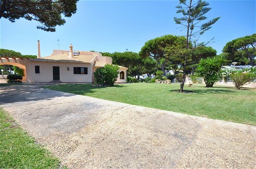 Foto 32 - Set in Good Sized, Mature Gardens Which Afford a Very Good Degree of Privacy and
