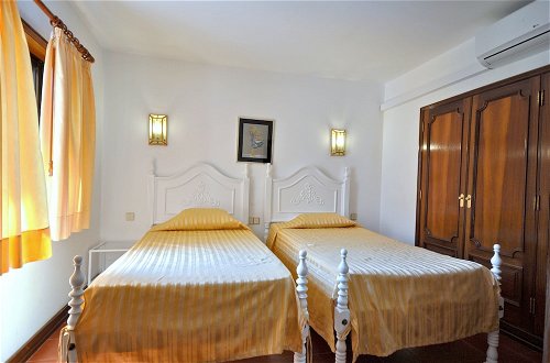 Foto 2 - Set in Good Sized, Mature Gardens Which Afford a Very Good Degree of Privacy and