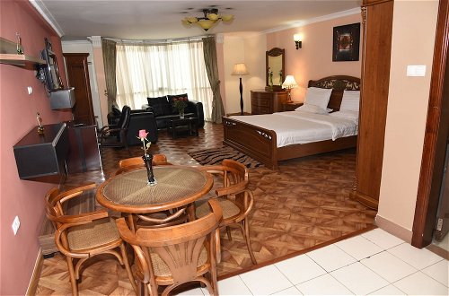 Photo 5 - Diplomat Luxury Furnished Apartments