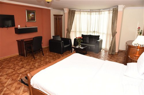 Photo 8 - Diplomat Luxury Furnished Apartments
