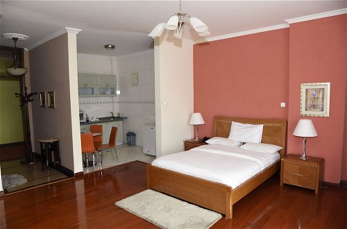 Photo 25 - Diplomat Luxury Furnished Apartments