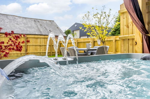 Photo 1 - Toppesfield Hall Luxury Cottage With Hot Tub