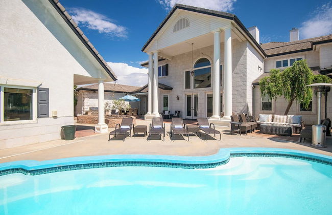 Grand Contento by Avantstay Extraordinary Estate w/ Pool & Movie Room - Photo 37