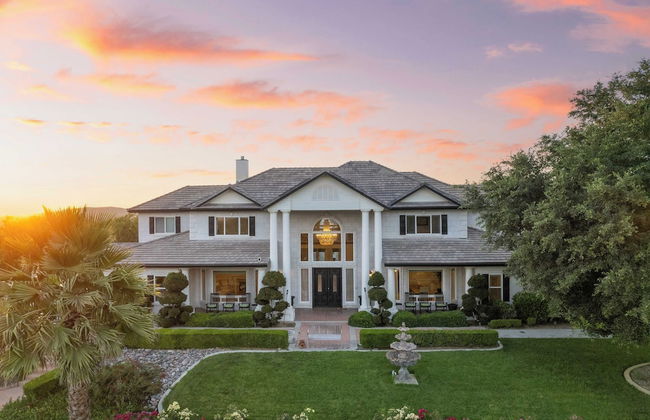 Grand Contento by Avantstay Extraordinary Estate w/ Pool & Movie Room - Photo 46
