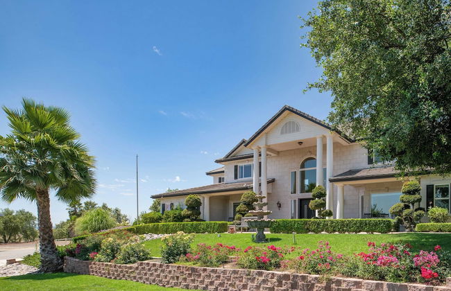 Grand Contento by Avantstay Extraordinary Estate w/ Pool & Movie Room - Photo 44