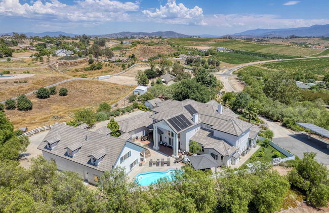 Grand Contento by Avantstay Extraordinary Estate w/ Pool & Movie Room - Photo 2