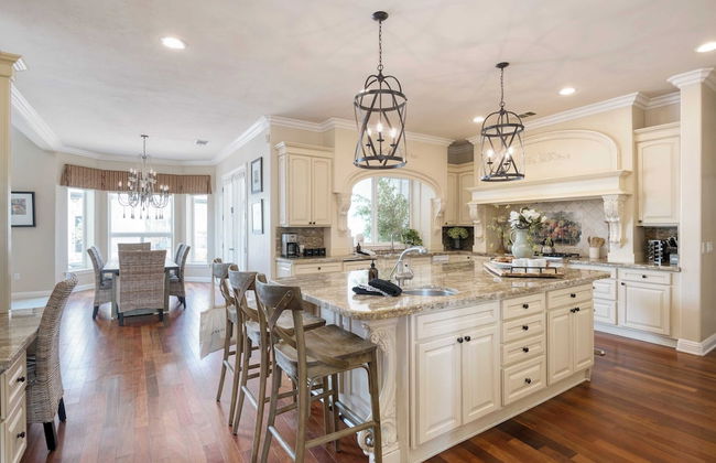 Grand Contento by Avantstay Extraordinary Estate w/ Pool & Movie Room - Photo 14