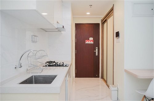 Photo 11 - Cozy Stay And Simply Studio At Sky House Bsd Apartment