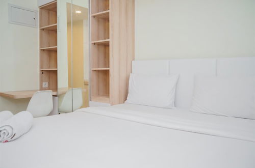 Photo 3 - Cozy Stay And Simply Studio At Sky House Bsd Apartment