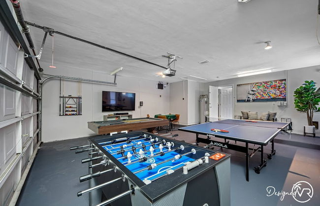 8BR Villa with Heated Pool Near Beach - Foto 69