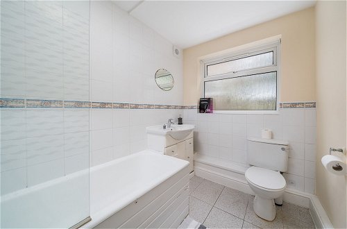 Photo 17 - Spacious Pet Friendly 2-bed Apartment in Redhill