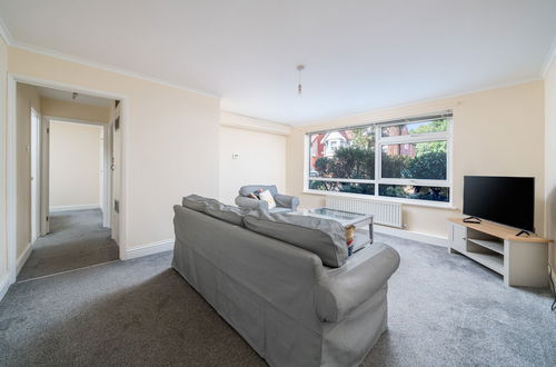 Photo 14 - Spacious Pet Friendly 2-bed Apartment in Redhill