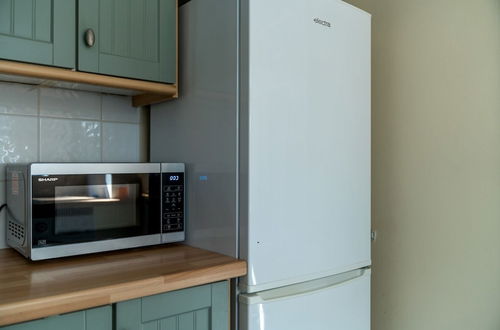 Photo 11 - Spacious Pet Friendly 2-bed Apartment in Redhill